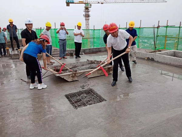 一场盛大的封顶仪式在西湖首府二期工地举行