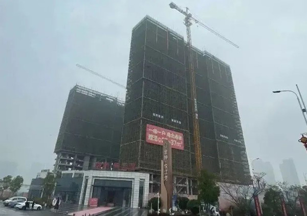 衡阳金钟悦江湾1#栋封顶，开启江景生活新篇章